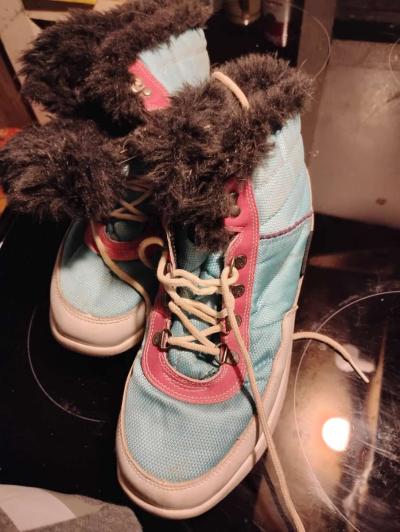 Pair of womens winter boots size 8