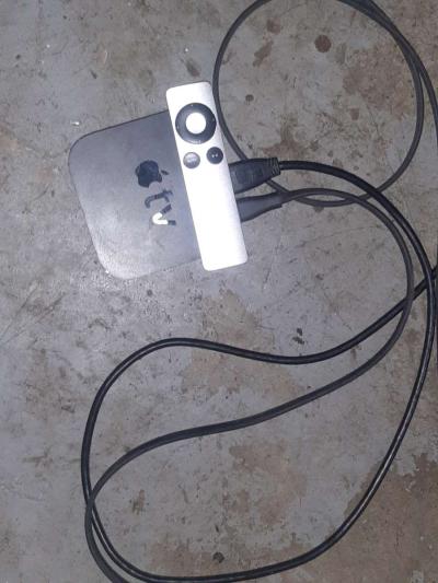 Apple TV with remote - Thumbnail 2