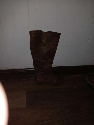 a pair of women boots size 6 and a womens medium jacket tree - Thumbnail 2