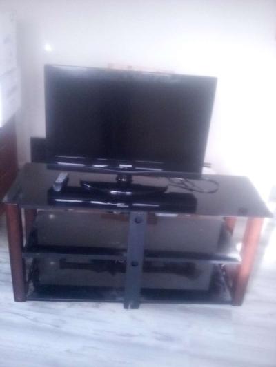Samsung tv and Glass table - Saint Clair Shores, Michigan