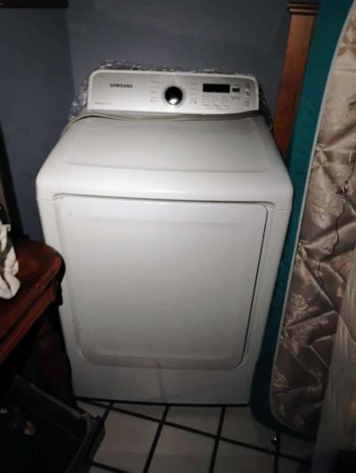 Samsung laundry dryer hardly used no issues works great - San Antonio, Texas