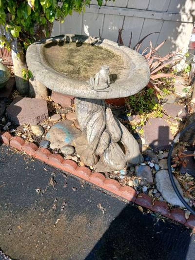 large concrete birdbath - Thumbnail 5