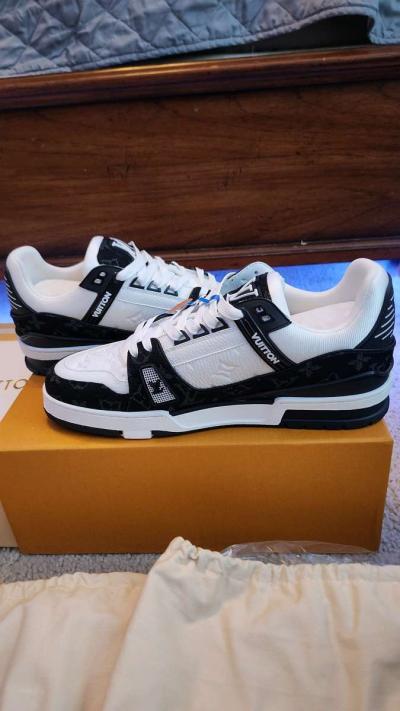 Black and White Louis Vuitton Trainers size 11 men - Thumbnail 4