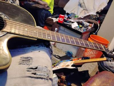 acoustic guitar - Thumbnail 3