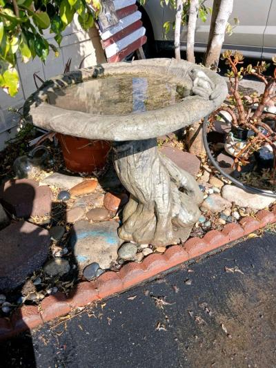large concrete birdbath - Thumbnail 4