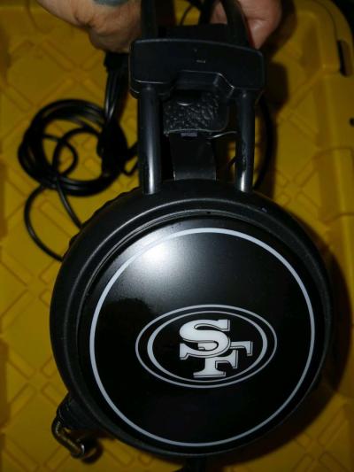 49ers headphones uses USB