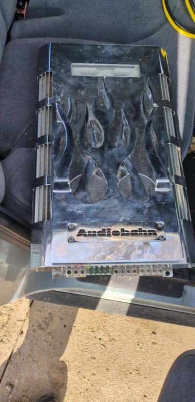 two 12in Rockville subs in box  and a 4000 watt audiobahn am - Thumbnail 2