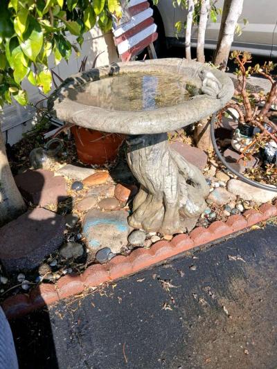 large concrete birdbath - Thumbnail 3