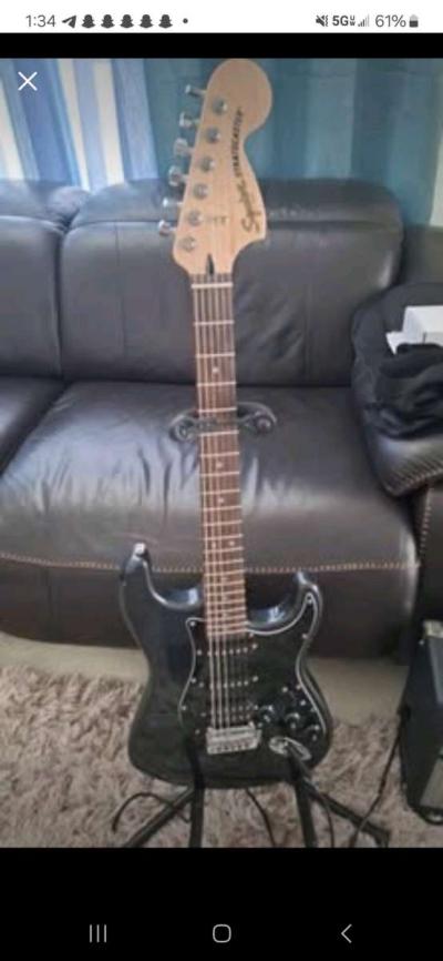 Black Electric guitar fender squier stratocaster - Thumbnail 2