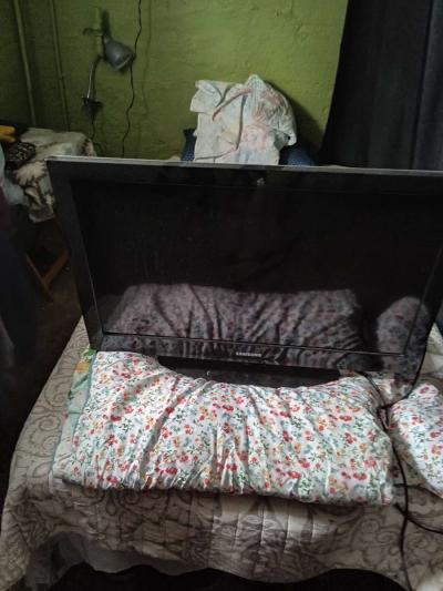 32 inch TV with remote - Thumbnail 2