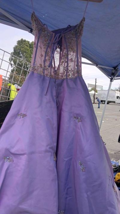 size small quinceaera dress in perfect conditions almost New - Thumbnail 3