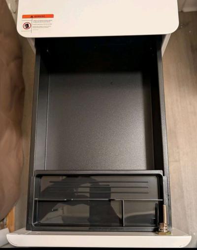Three drawer lockable vertical filing cabinet - Thumbnail 2