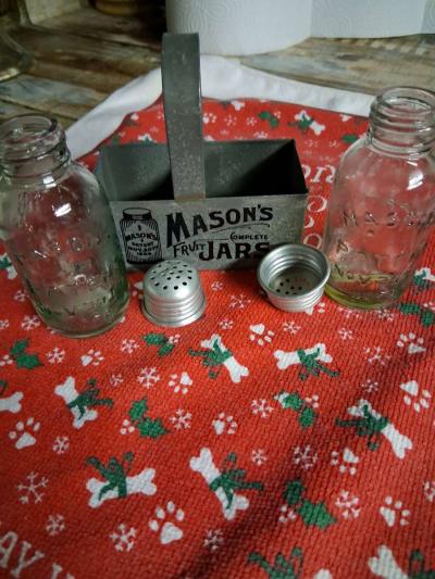 Mason jar brand salt  pepper shakers in small metal Mason ja - Polk City, Iowa