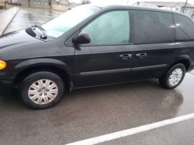 2006 Chrysler town and country minivan - Thumbnail 3