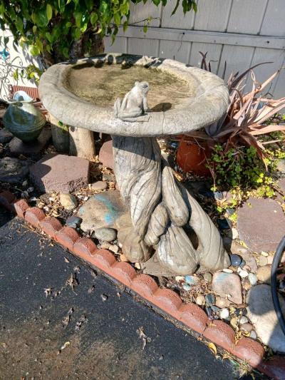 large concrete birdbath - Thumbnail 2