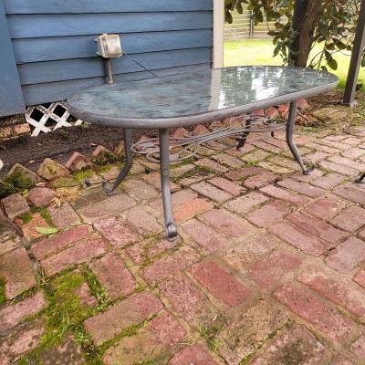 Oval outdoor glass coffee table with metal trim - Thumbnail 2