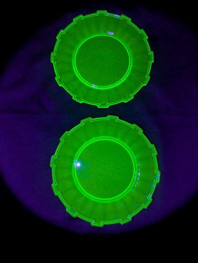 Rare Vintage Uranium glass Wagon Wheel set of plates - Thumbnail 2
