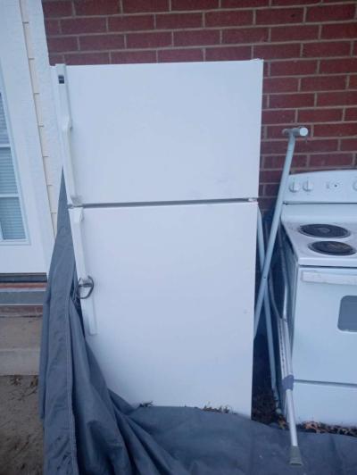 refrigerator and gently used electric stove - Thumbnail 6