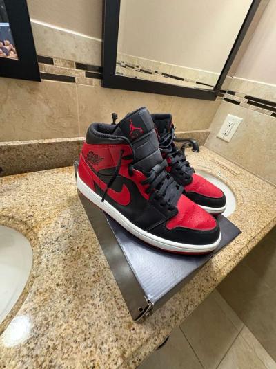 Jordan 1s banned - Thumbnail 3