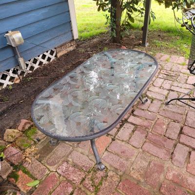 Oval outdoor glass coffee table with metal trim - Thumbnail 3
