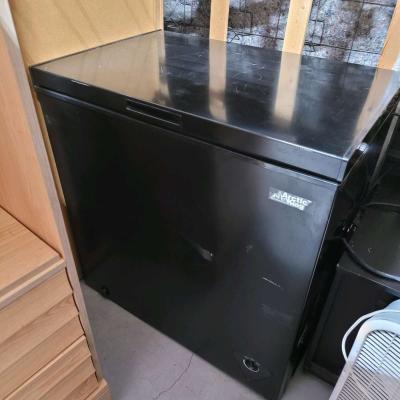 7 cubic feet black chest freezer