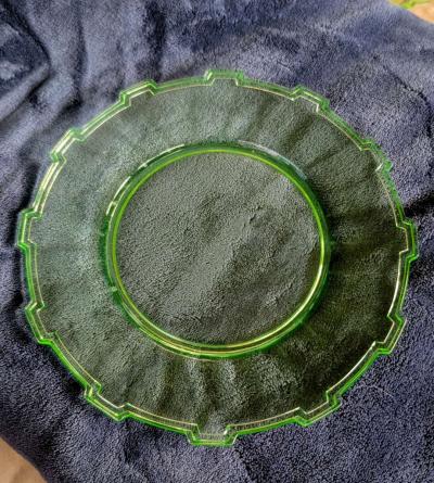 Rare Vintage Uranium glass Wagon Wheel set of plates - Thumbnail 5