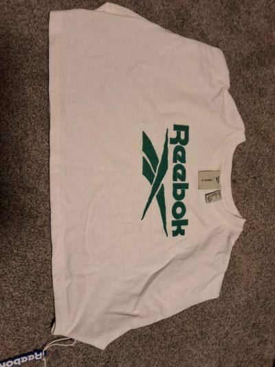 Size Medium Reebok Crop tshirt new with tags - Thumbnail 2