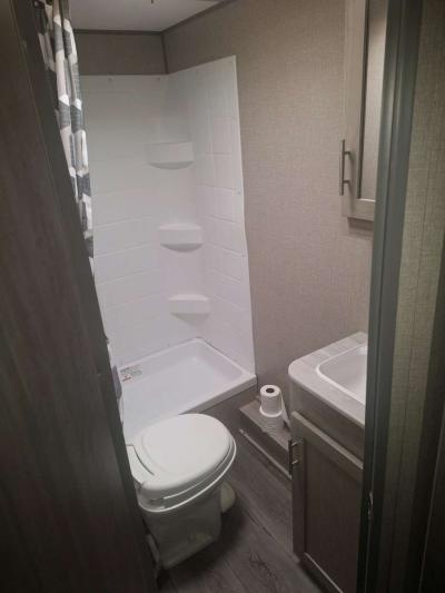 Catalina camper with bunkbeds slidout boughtit new use 3 tim - Thumbnail 5