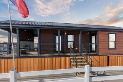 Compact Cabin with 1 bedroom and 1 bathroom with porch