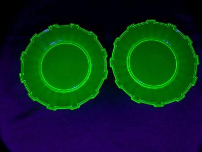 Rare Vintage Uranium glass Wagon Wheel set of plates - Thumbnail 3