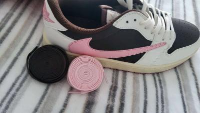 Jordan 1 low travis scotts - Thumbnail 2