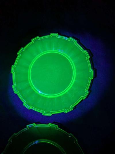 Rare Vintage Uranium glass Wagon Wheel set of plates - Thumbnail 4