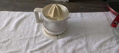 an orange juice maker - Thumbnail 2