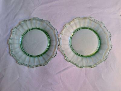 Rare Vintage Uranium glass Wagon Wheel set of plates - Thumbnail 6
