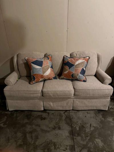 beautiful Light gray couch - Thumbnail 2