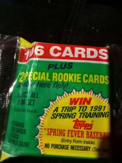 two sealed packs of 1990 Topps baseball cards - Thumbnail 3