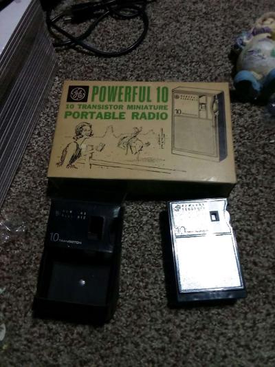 antique transistor radio - Thumbnail 4