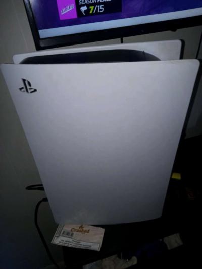 PS5 and controller - Thumbnail 3