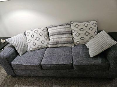 Grey couch - Thumbnail 2