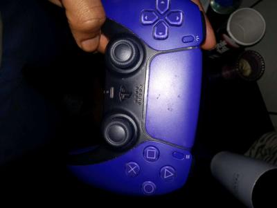 PS5 and controller - Thumbnail 4