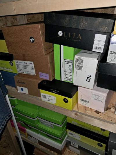 220 Pairs Of mixed shoes - Thumbnail 3