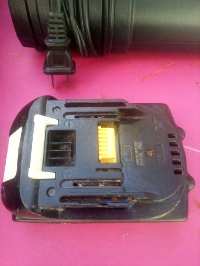 Makita chargers and 1 battery - Thumbnail 5