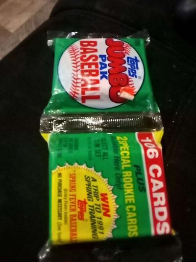 two sealed packs of 1990 Topps baseball cards - Thumbnail 2