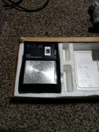 antique transistor radio - Thumbnail 2