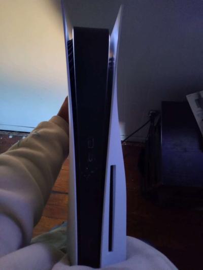 PS5 and controller - Thumbnail 2