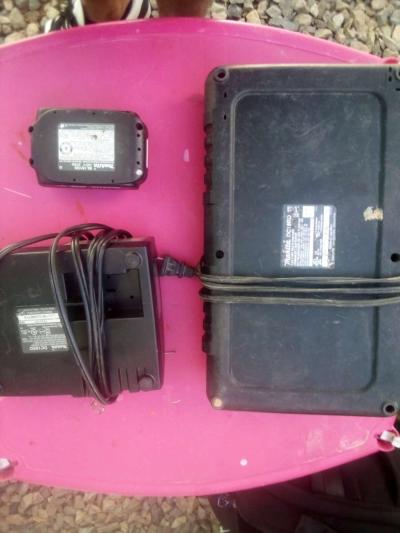 Makita chargers and 1 battery - Thumbnail 3