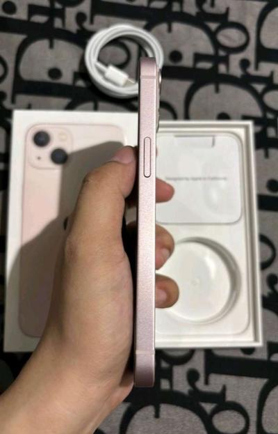 iPhone 13 - Thumbnail 4