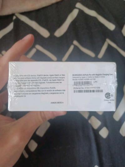 airpods Pro with wireless charging case - Thumbnail 3