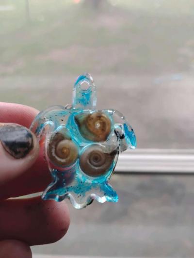 ocean inspired Resin Turtle earrings with seashells - Thumbnail 3