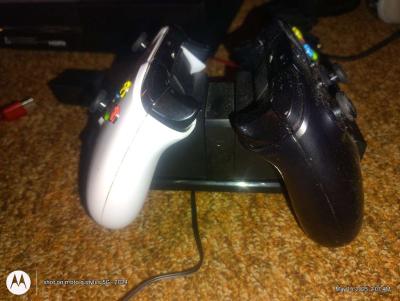 2 Xbox controllers - Thumbnail 3
